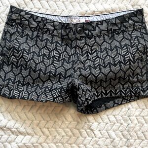 Women’s SO Black and White Arrow Shorts - size 5 **GENTLY USED**